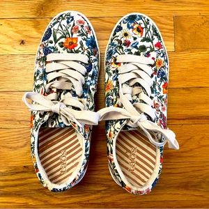 Cute spring floral Taos sneakers, size 7
